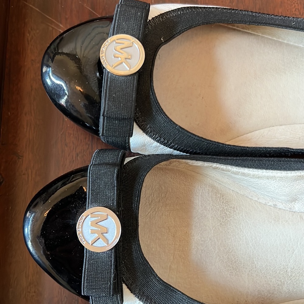 Michael Kors Black and White Leather Slip-On Shoes Size 6.5 Flats Ballet - Picture 2 of 7